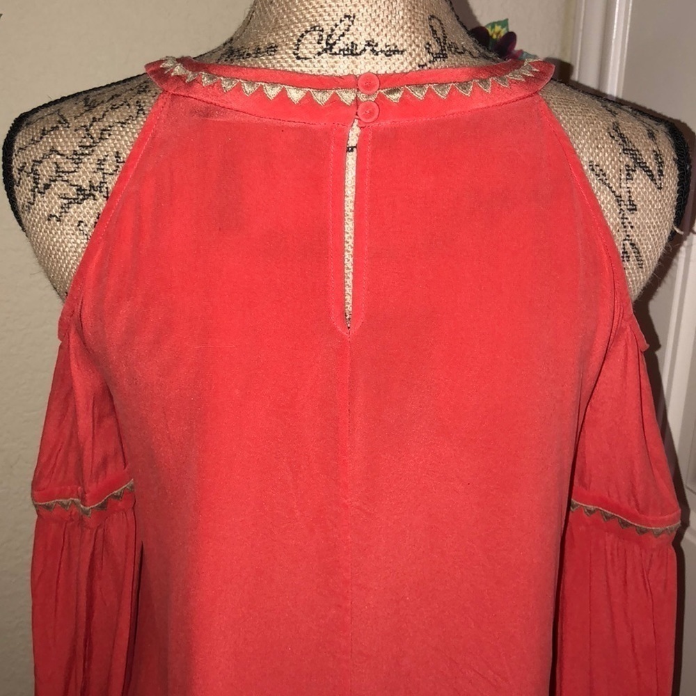 BCBGMaxAzria Cold Shoulder Top - Picture 7 of 7